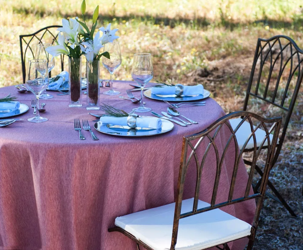 ¿Cómo preparar tu mesa para una cena con amigos? 2 empresa de alquiler de mantelerías