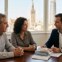 Análisis integral de la previsión familiar: Seguros de decesos en Sevilla 1 Un asesor de seguros en Sevilla conversa con una pareja sobre la planificación familiar y coberturas de decesos.