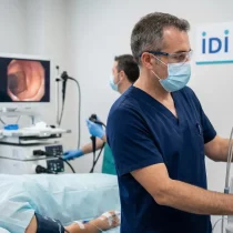 Anestesiología en Sevilla: Tu seguridad es nuestra prioridad en el Centro Médico IDI 1 Anestesiólogo del Centro Médico IDI monitorizando a un paciente durante una intervención quirúrgica en Sevilla.