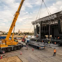 La logística invisible: El papel crucial de la maquinaria de elevación en grandes eventos 8 Operarios de Grúas Torre del Oro gestionando una asistencia técnica en la autovía SE-30 de Sevilla, ilustrando la capacidad logística de la empresa.