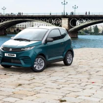 Recambios de coches de sin carnet en Sevilla: Guía para elegir repuestos compatibles sin errores de taller 1 Coche sin carnet de la marca Aixam aparcado junto al Puente de Triana, ideal para ilustrar la guía de recambios en Sevilla.