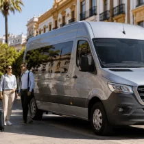Alquiler de minibuses en Sevilla: cuándo elegirlo para tu grupo 1 Minibús moderno preparado para transportar a un grupo reducido con equipaje en Sevilla