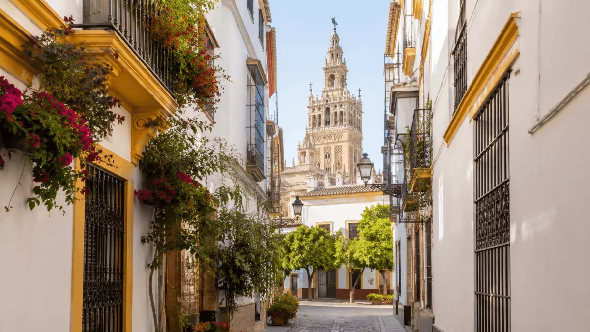 Hotel en el centro de Sevilla: la opción práctica para visitar la ciudad en verano