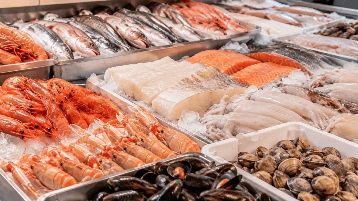 Exposición de pescado y marisco fresco para distribución mayorista en Sevilla