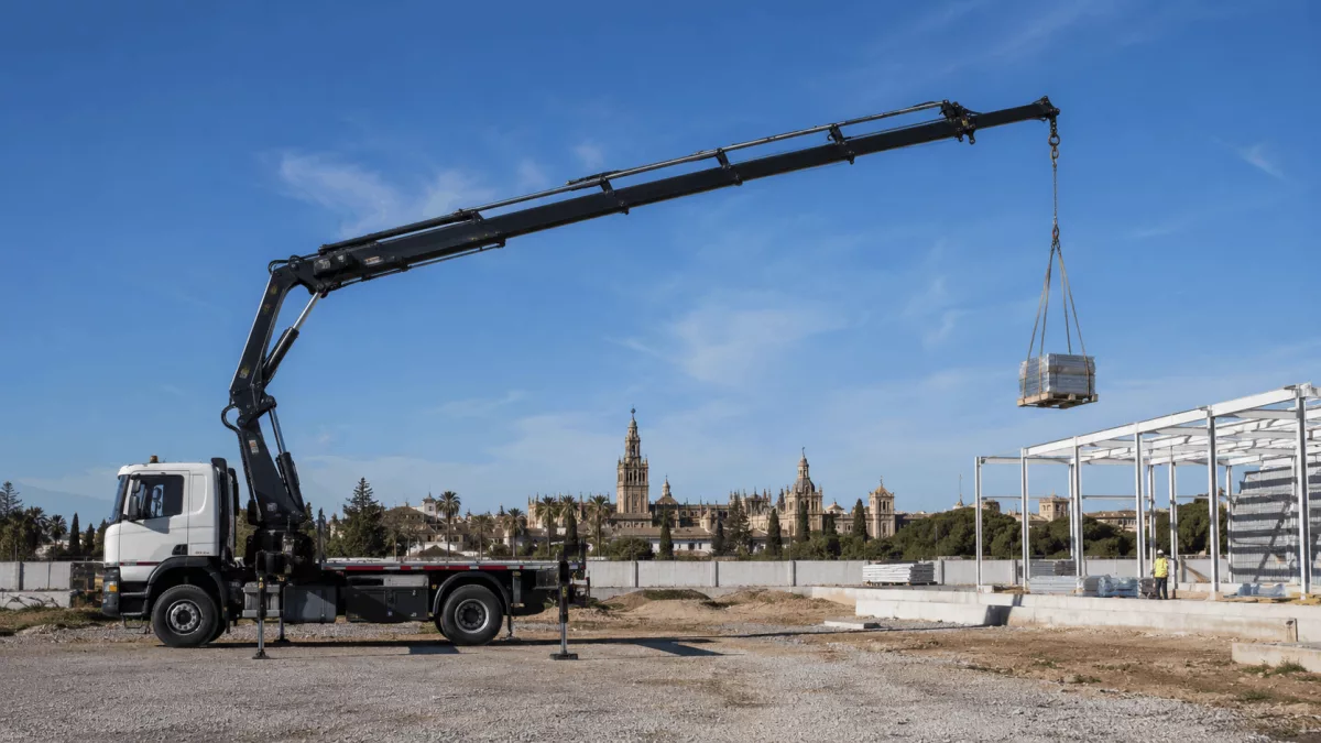 Alquiler de grúas pluma en Sevilla: qué valorar antes de contratar