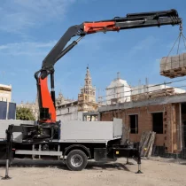 Alquiler de grúas pluma en Sevilla: qué valorar antes de contratar 1 Grúa pluma elevando materiales en una obra de Sevilla