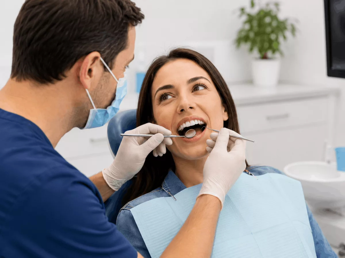 Clínica dental en Sevilla: cómo cuidar tu boca después del verano